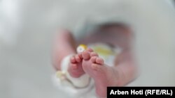 Fotografi e bërë pak orë pas lindjes së kësaj foshnjeje në Klinikën e Neonatologjisë në Prishtinë.