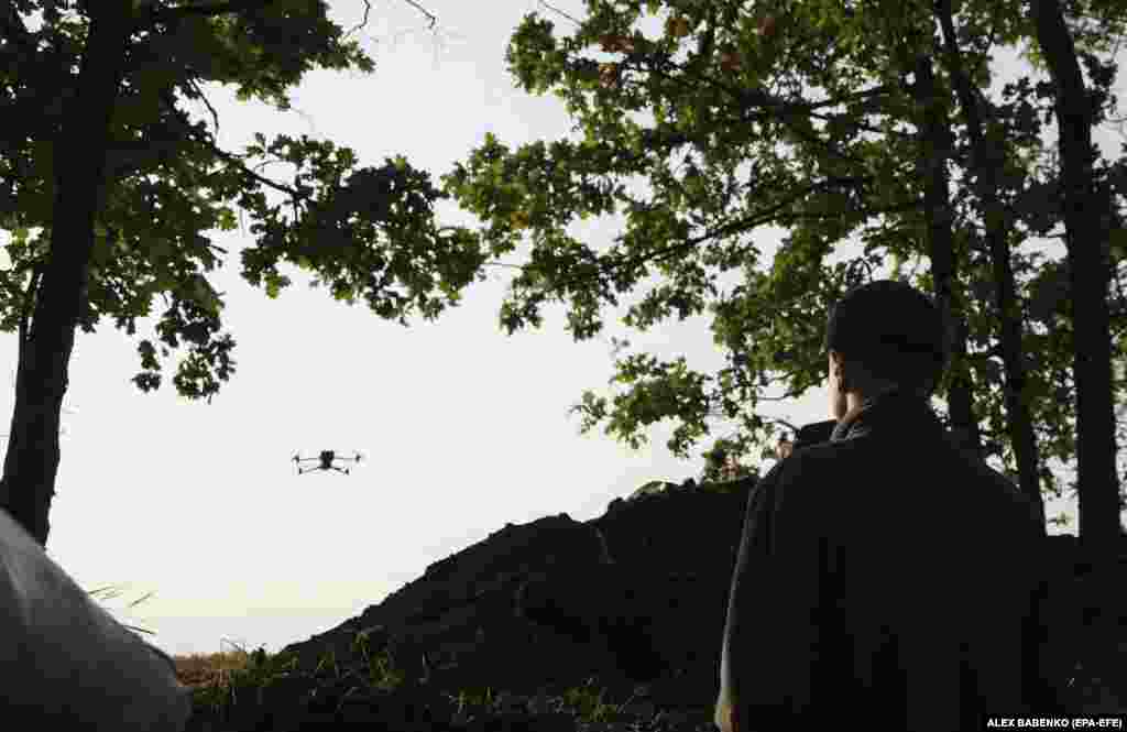 Mali dron je krenuo u misiju prikupljanja obavještajnih podataka duž linije fronta u regionu Donjecka. Male, masovno plasirane, jeftinije bespilotne letjelice nude značajne uštede u poređenju sa tradicionalnom vojnom imovinom. Očekuje da će upotreba ovih dronova evoluirati jer igraju sve važniju ulogu u modernom ratovanju.