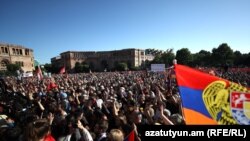 Protestatarii adunați pe 9 mai la Erevan au cerut demisia premierului Nikol Pașinian, acuzat de cedări teritoriale unilaterale către Azerbaidjan.