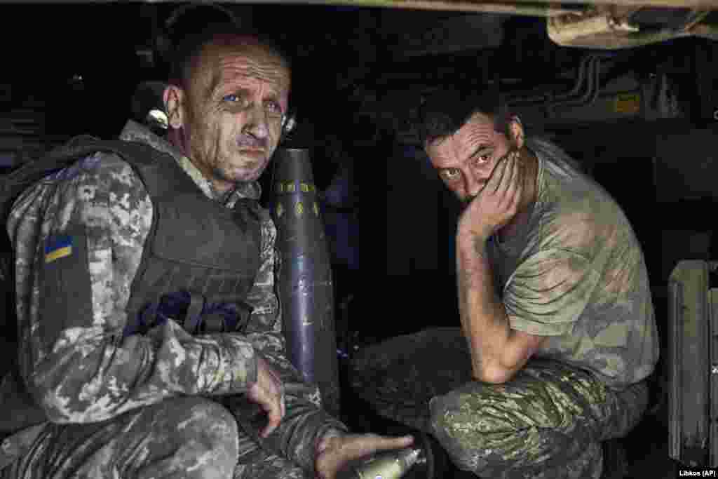 Ushtarët ukrainas duke pritur brenda një obusi vetëlëvizës.