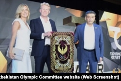 Ross Connon (centru) pozează la prezentarea mărcii 7Sabre a lui Umarov la Tașkent, pe 26 iunie 2021.