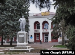 Monumentul lui Lenin în fața unei clădiri administrative din Vulcănești