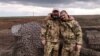 Руски войници позират за снимка на линията на укрепленията североизточно от град Токмак, Запорожка област, Украйна.