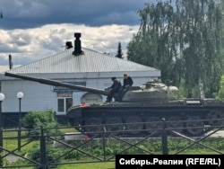 Copii se joacă pe monumentul de război din Iașkino.