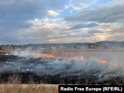 Zjarr në një arë afër Lipjanit.