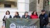 Képünk illusztráció, azon a szolidaritási gyűlésen készült, amelyet a Tanítanék Mozgalom szervezett a kirúgott tanárok munkaügyi perének megkezdése előtt. A képen Törley Katalin (k),Törökné Pethő Erzsébet (j2) és Palya Tamás (j) 2023. március 13-án