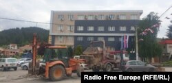Eskavatorët duke larguar rërën e hedhur para ndërtesës së Komunës së Leposaviqit.