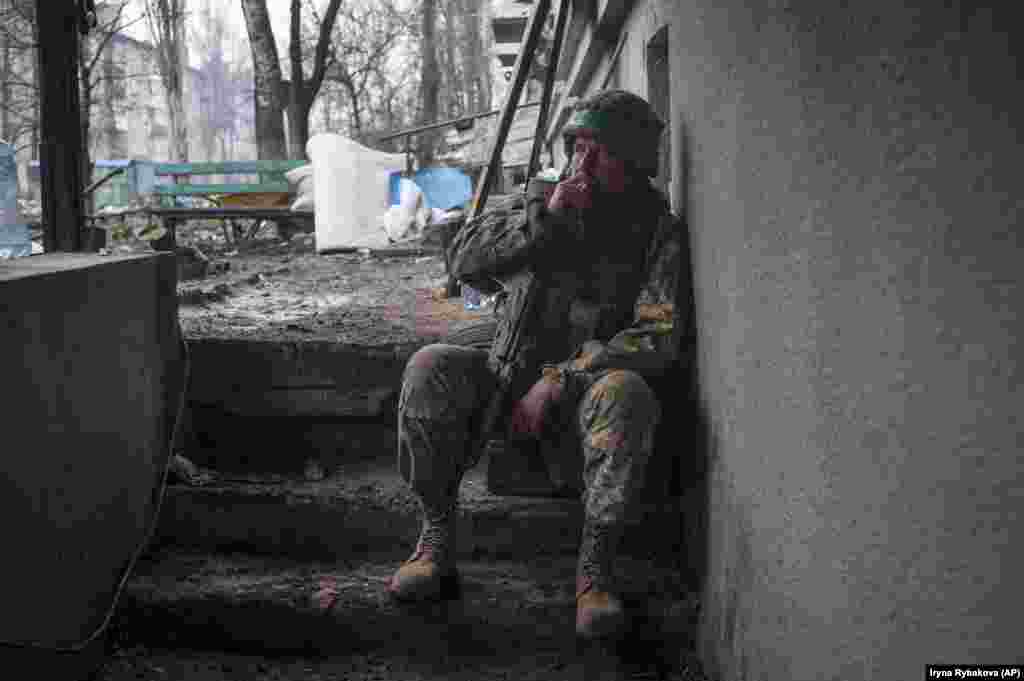 Un soldat ucrainean ia o pauză de țigară în Bahmut, la 12 aprilie. Purtătorul de cuvânt al armatei ucrainene, Serhi Cerevatîi, a declarat pentru CNN pe 11 aprilie că afirmația lui Prigojin că trupele Wagner ar controla de 80% din oraș nu este adevărată. „Tocmai am fost în contact cu comandantul uneia dintre brigăzile care apără orașul. Pot afirma fără ezitare că forțele de apărare ucrainene controlează o parte mult mai mare din teritoriul orașului Bahmut”, a declarat el.
