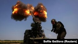 Një ushtar ukrainas duke gjuajtur me artileri vetëlëvizëse "a 2S22 Bohdana" drejt trupave ruse, në një pozicion afër qytetit të Bahmutit, 5 korrik 2023.