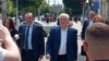 Deputații Blocului Comuniștilor și Socialiștilor Vlad Batrîncea și Vladimir Voronin îndreptându-se spre ambasada Rusiei la Chișinău. 