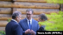 Američki izaslanik za Zapadni Balkan Gabrijel Eskobar (l), predsednik Srbije Aleksandar Vučić (sredina) i izaslanik Evropske unije Miroslav Lajčak (d), 6. jun 2023. 