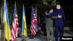 Ukrajinski predsjednik Zelenski sa svojim američkim kolegom Bidenom na marginama G7 samita u Italiji, 13.juna 2024. 