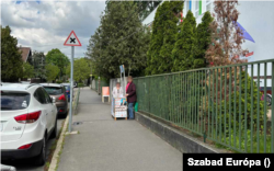 Aláírásgyűjtés az óvoda előtt