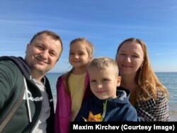 Maxim Kirchev me familjen e tij gjatë një vizite në Odesa, në shtator të vitit 2022.