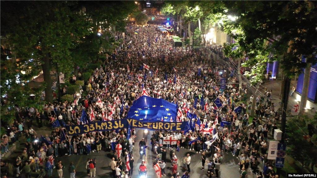 Protest se produžio od 28. aprila do ranog jutra 29. aprila uz pjevanje gruzijske i himne Evropske unije, nacionalne zastave i transparente EU.