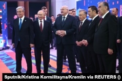 De la stânga la dreapta: președinții Kasîm-Jomart Tokaev, Vladimir Putin, Aliaksandr Lukașenko, Șavkat Mirzioev, Sadîr Japarov și Emomali Rahmon, la centrul expozițional de la Kazan, Rusia, 21 februarie 2024.