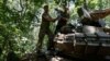 Украински военнослужещи от 30-та Костянтинско-острожка механизирана бригада зареждат снаряди в боен танк Т-80, пленен по-рано от руските войски близо до фронтовата линия край град Бахмут
