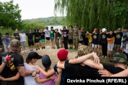 Pas një sesioni me kajak, kampistët dhe instrukturorët tubohen dhe brohorasin sloganin: "Bashkë deri në fund".