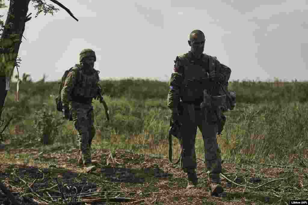 Ukrainian soldiers walk to their positions. Kyiv&#39;s forces in the southeastern Zaporizhzhya region&nbsp;have breached&nbsp;formidable Russian defensive obstacles, according to a U.S.-based research group.