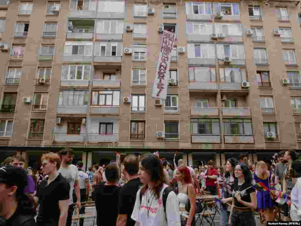 Deși statisticile privind comunitatea LGBT s-au îmbunătățit, hărțuirea este unul dintre fenomenele cu care membrii încă se confruntă. Peste 50% dintre persoanele LGBT din România au experimentat hărțuirea în ultimul an, iar 8% declară că au fost victimele unor atacuri motivate de ură. &bdquo;Boala nu-i motiv de mândrie!&rdquo;, au scris pe un banner niște persoane care s-au împotrivit marșului.&nbsp;