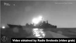 O dronă navală se apropie de nava de asalt amfibie rusească „Olenegorski Gorneak” în apropiere de portul Novorossisk, 4 august 2023