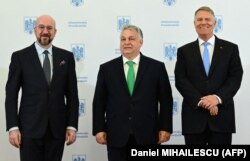 Președintele României, Klaus Iohannis (dreapta), îi întâmpină pe președintele Consiliului European, Charles Michel (stânga), și pe premierul Ungariei, Viktor Orban, la Palatul Cotroceni. București, 3 aprilie 2024.