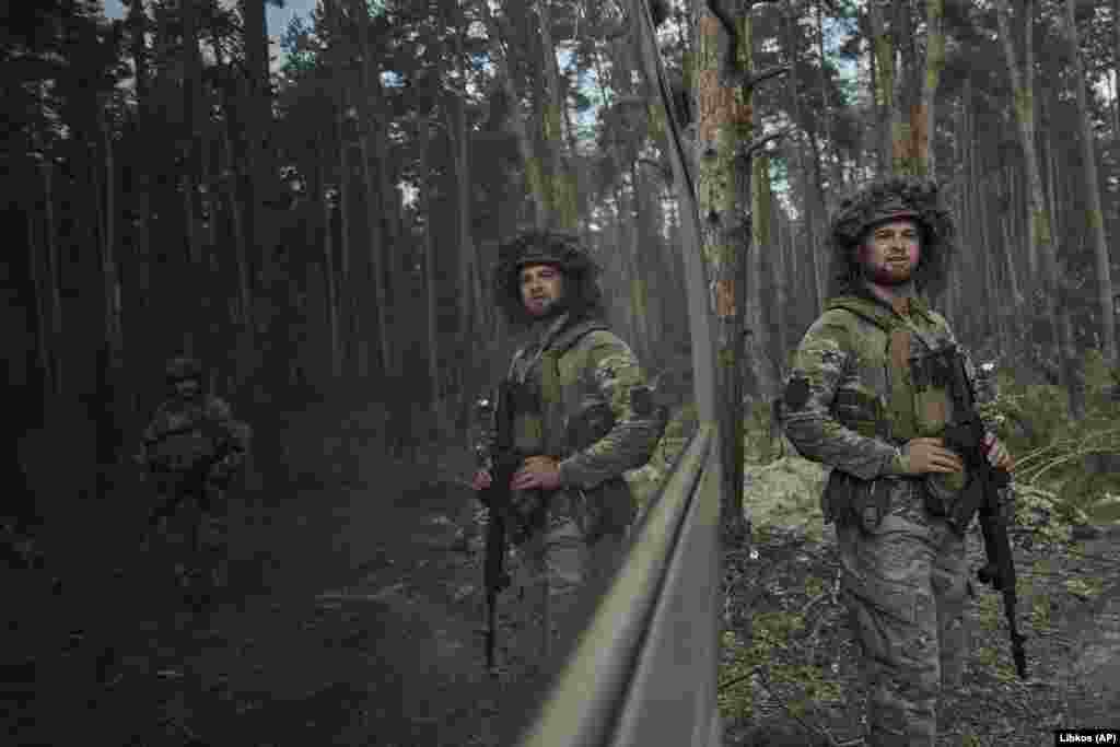 Pasqyrimi i një polici ukrainas në një dritare, teksa njësiti përgatitet të gjuajë drejt pozicioneve ruse pranë Kreminës.