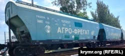 Një transportues gruri në portin Feodosia të Krimesë mban emrin e kompanisë ruse Agro-Fregat, qershor 2023.
