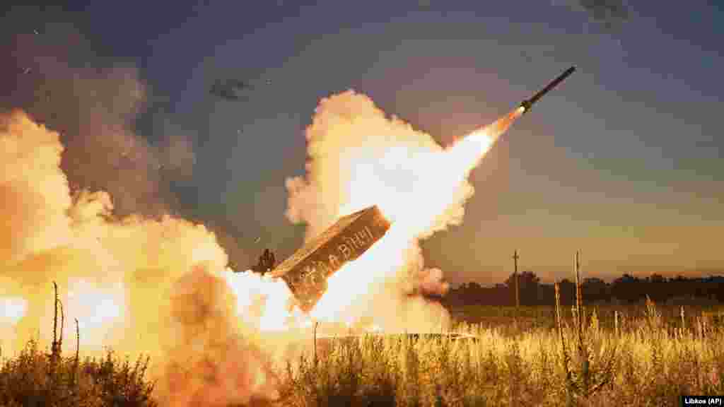 Forcat ukrainase duke përdorur një raketahedhës të rëndë termobarik TOS-1A Solntsepyok, kundër pozicioneve ruse, në afërsi të Kreminës, në rajonin e Luhanskut, më 7 korrik. Armën ruse e kapi Batalioni Da Vinci i ushtrisë ukrainase. Ushtria ukrainase njoftoi se beteja të ashpra janë duke u zhvilluar në shumë lokacione, në vijën e frontit, përderisa Kievi po vazhdon kundërofensivën e tij në jug.