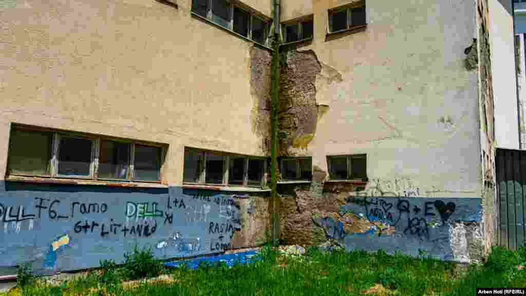 Kështu duket muri i jashtëm i gjimnazit&nbsp;&quot;Dr. Shaban Hashani&quot; në Ferizaj dhe gjendja brenda këtij objekti shkollor nuk është aspak më e mirë.