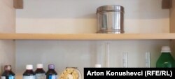 Një raft në laboratorin e Klinikës së Pulmologjisë