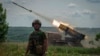 Un MSLR ucrainean BM-21 Grad atacând pozițiile rusești de lângă Bahmut, pe linia frontului din regiunea Donețk, Ucraina, la 21 iunie.