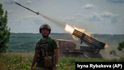 Un MSLR ucrainean BM-21 Grad atacând pozițiile rusești de lângă Bahmut, pe linia frontului din regiunea Donețk, Ucraina, la 21 iunie.