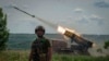 Forcat ukrainase duke sulmuar me raketa pozicionet ruse pranë Bahmutit. 21 qershor 2023.