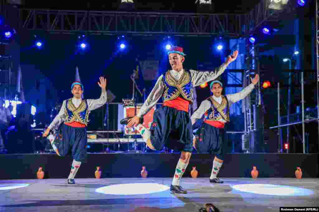 Përveç garës në vallëzim, pjesëmarrësit kanë marrë pjesë edhe në një ekskursion kulturor, duke vizituar disa vende të Kosovës, përfshirë Prizrenin dhe burimin e Drinit të Bardhë dhe disa vende të tjera.&nbsp;