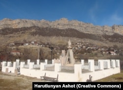Un memorial al celui de-al Doilea Război Mondial din Dasalti/Karintak fotografiat în ianuarie 2015.