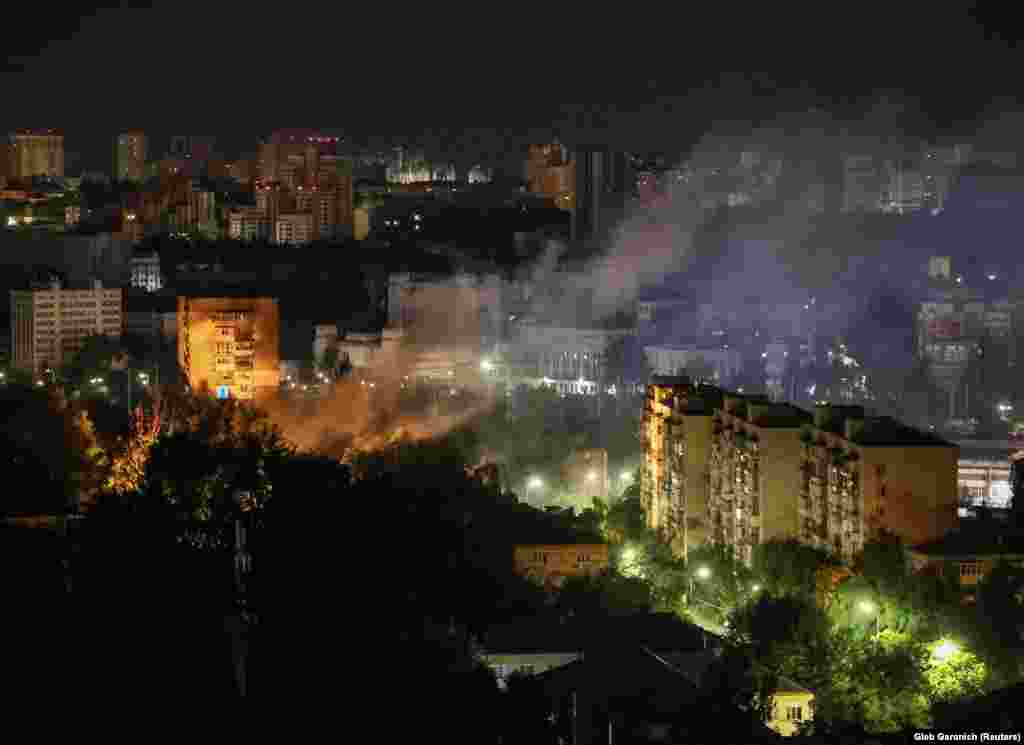 Tymi si pasojë e shpërthimeve ngrihet mbi qytet. Klitschko tha gjithashtu se së paku dy persona janë lënduar, kur copat nga shpërthimet ranë dhe dëmtuan një objekt banesor në lagjen e Darnytskiy.