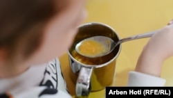 Një fëmijë duke konsumuar drekën në një kopsht në Prishtinë.
