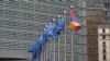Steagul Armeniei arborat în fața Comisiei Europene, Bruxelles, aprilie 2024