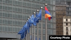 Steagul Armeniei arborat în fața Comisiei Europene, Bruxelles, aprilie 2024