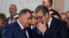 Presidenti serb, Aleksandar Vuçiq, duke biseduar nga afër me presidentin e Republikës Sërpska, Millorad Dodik përgjatë “Kuvendit gjithëserb” në Beograd. (Foto: AP)
