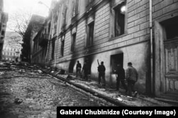Persona të armatosur në Tbilisi në 1991 duke kaluar pranë vendit ku Shasha Selipanov kishte jetuar kur ishte fëmijë.