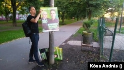 Barabás Richárd éppen saját plakátjait teszi ki