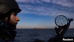 Grănicer ucrainean de coastă supraveghind o navă care a ieșit dintr-un port ucrainean și se îndreaptă în largul Mării Negre, în februarie 2024.