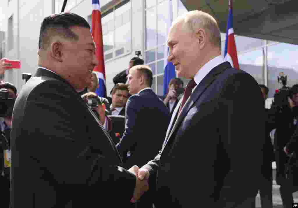 Ким и Путин се ракуваат за време на средбата на 13 септември. Путин речиси потврди дека ќе бара договор за вооружување со Северна Кореја, одговарајќи на прашање за воената соработка. „Ќе разговараме за сите прашања без брзање. Има време“, рече тој. Портпаролот на Кремљ Дмитриј Песков на 12 септември рече дека „природно, како соседи, нашите земји соработуваат во одредени чувствителни сфери кои не треба јавно да се откриваат или објавуваат“. 