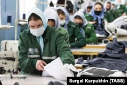Осудените жени кројат облека во затвор во московскиот регион во март 2022 година
