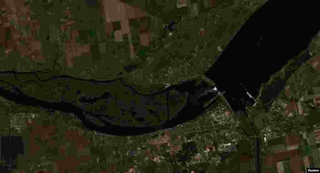 Një imazh satelitor tregon digën Nova Kahovka dhe rajonin përreth saj, Herson, më 18 tetor 2022. Skenari më i keq i parashikuar pas shkatërrimit të digës, ishte që përmbytja do të ndodhte në anën e majtë (juglindore) të bregut të lumit. Një valë prej 4 deri në 5 metra do të godiste urën Antonivskiy në lindje të qytetit Herson rreth 19 orë më vonë, do të kishte një valë mbrapa që do të vërshonte në lumin Inhulets dhe pas katër ose pesë ditësh do të kishte disa përmbytje deri në lumin Bug në Mikolajiv.