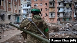 Un soldat ucrainean poartă un sistem portabil de rachete antiaeriene în zona celor mai grele bătălii din Bahmut, regiunea Donețk. Miercuri, 15 martie 2023.