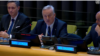 Anëtari i Presidencës së Bosnjës, Denis Beqiroviq (majtas), ambasadori i Bosnjës në OKB, Zllatko Lagumgjija (në mes) dhe Azir Osmanoviq, një i mbijetuar nga Srebrenica, në Nju Jork, 19 prill 2024.
