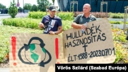 Fémkereskedők tüntetnek a Mol-székház előtt 2023. július 14-én